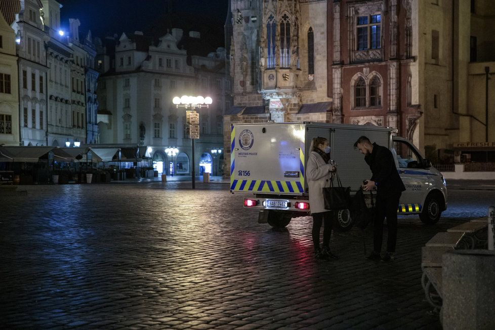 28. října 2020 začal platit zákaz vycházení po 21:00. Fotograf Blesku se vypravil do ulic „města duchů“, aby zjistil, jak lidé nařízení dodržují. Zároveň také pořídil nevšední snímky noční vylidněné Prahy tak – jak ji pozná nejspíše málokdo.