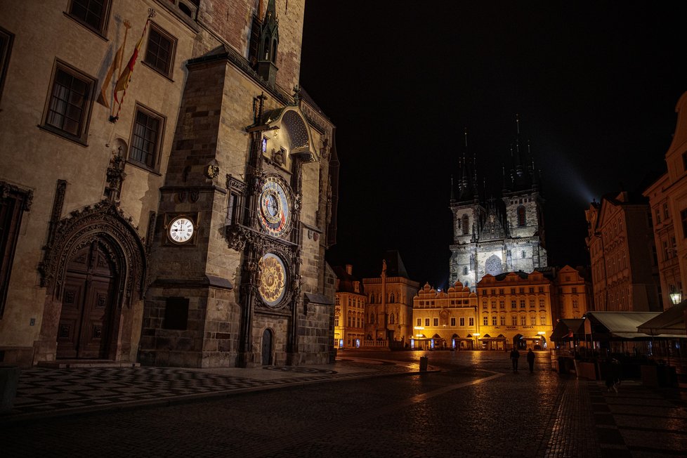 28. října 2020 začal platit zákaz vycházení po 21:00. Fotograf Blesku se vypravil do ulic „města duchů“, aby zjistil, jak lidé nařízení dodržují. Zároveň také pořídil nevšední snímky noční vylidněné Prahy tak – jak ji pozná nejspíše málokdo.