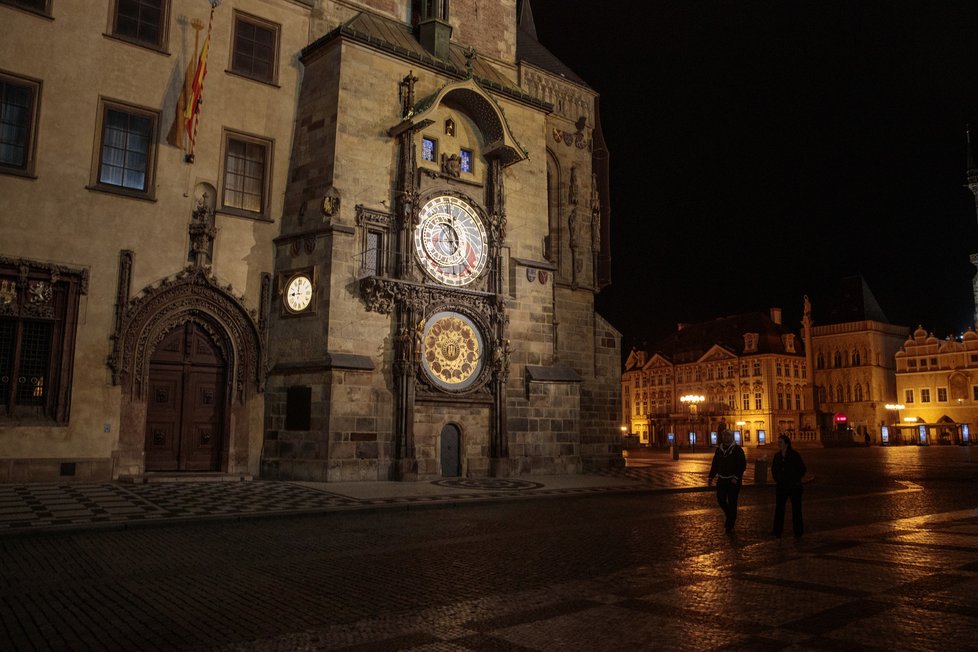 28. října 2020 začal platit zákaz vycházení po 21:00. Fotograf Blesku se vypravil do ulic „města duchů“, aby zjistil, jak lidé nařízení dodržují. Zároveň také pořídil nevšední snímky noční vylidněné Prahy tak – jak ji pozná nejspíše málokdo.