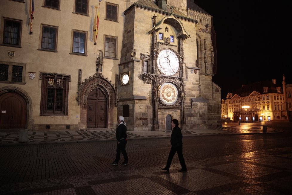28. října 2020 začal platit zákaz vycházení po 21:00. Fotograf Blesku se vypravil do ulic „města duchů“, aby zjistil, jak lidé nařízení dodržují. Zároveň také pořídil nevšední snímky noční vylidněné Prahy tak – jak ji pozná nejspíše málokdo.