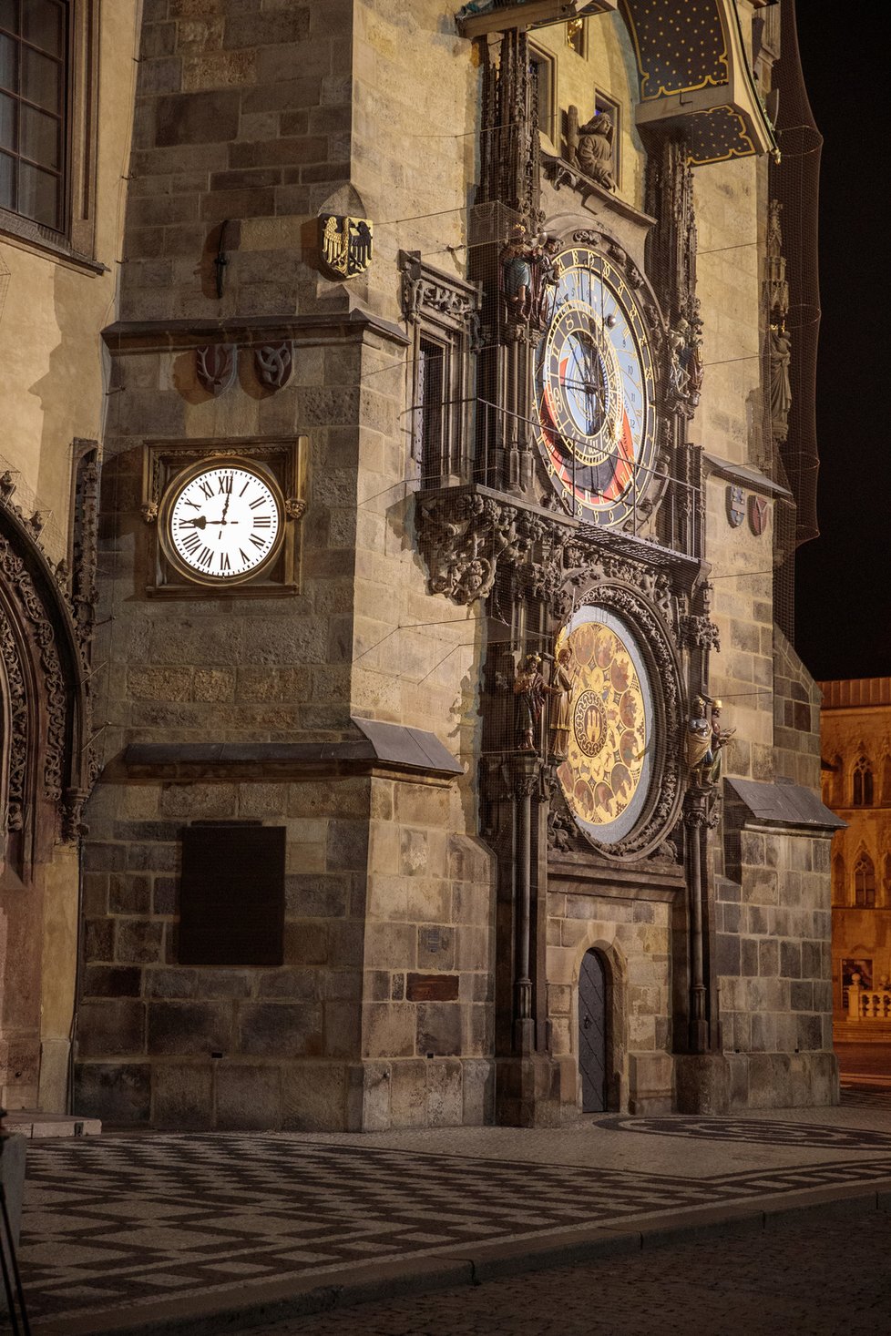 28. října 2020 začal platit zákaz vycházení po 21:00. Fotograf Blesku se vypravil do ulic „města duchů,“ aby zjistil, jak lidé nařízení dodržují. Zároveň také pořídil nevšední snímky noční vylidněné Prahy tak – jak ji pozná nejspíše málokdo.