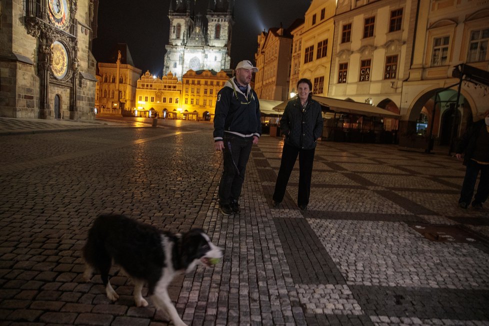 28. října 2020 začal platit zákaz vycházení po 21:00. Fotograf Blesku se vypravil do ulic „města duchů“, aby zjistil, jak lidé nařízení dodržují. Zároveň také pořídil nevšední snímky noční vylidněné Prahy tak – jak ji pozná nejspíše málokdo.