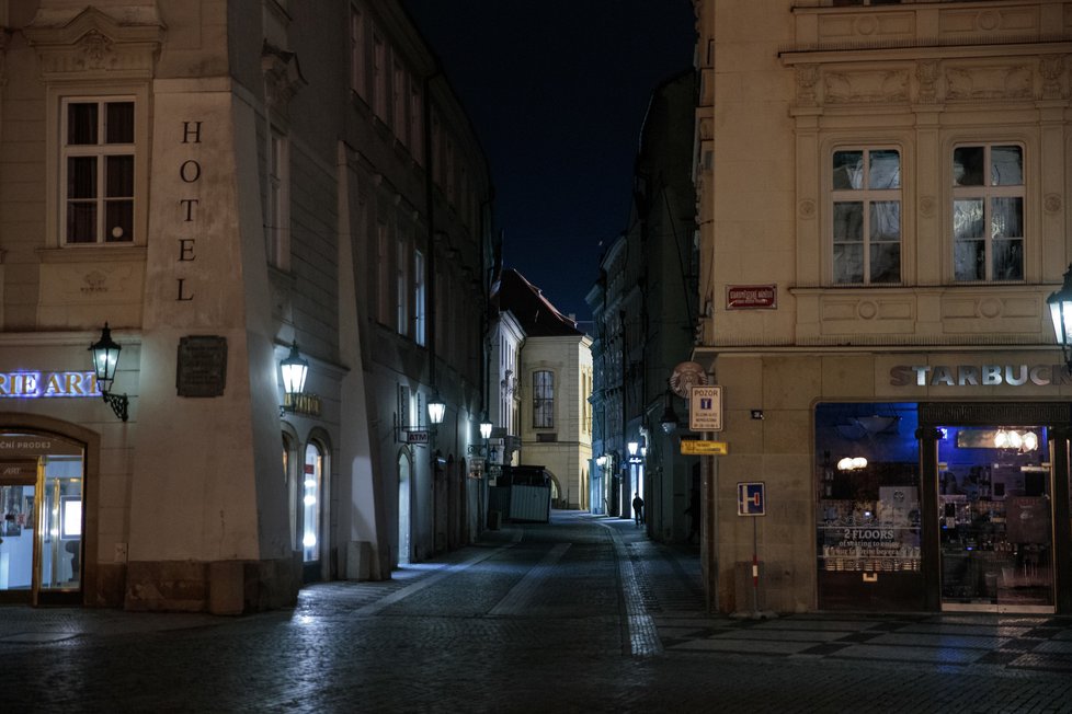 28. října 2020 začal platit zákaz vycházení po 21:00. Fotograf Blesku se vypravil do ulic „města duchů“, aby zjistil, jak lidé nařízení dodržují. Zároveň také pořídil nevšední snímky noční vylidněné Prahy tak – jak ji pozná nejspíše málokdo.