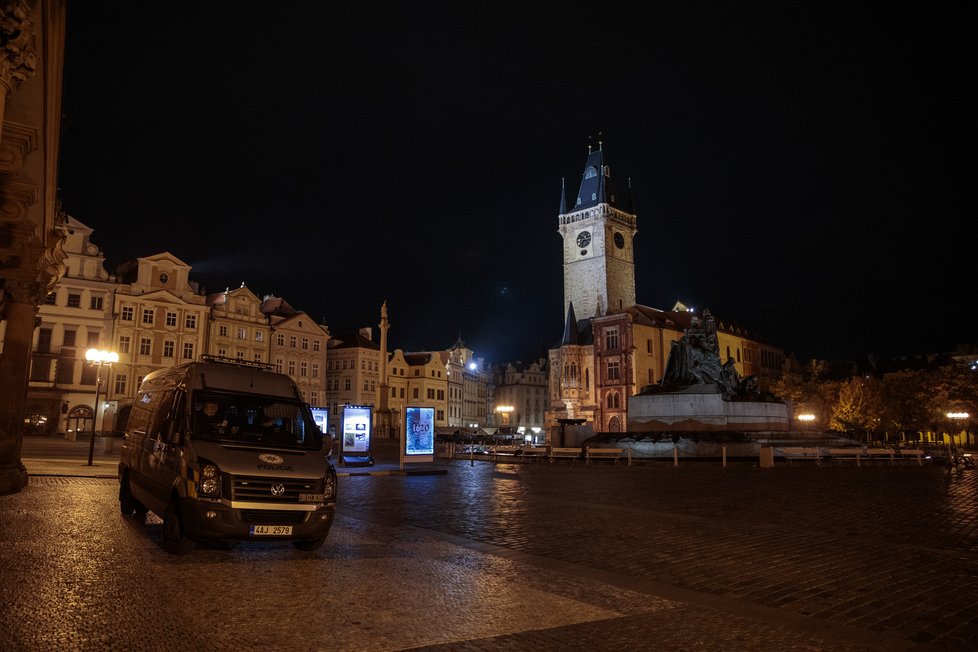 28. října 2020 začal platit zákaz vycházení po 21:00. Fotograf Blesku se vypravil do ulic „města duchů“, aby zjistil, jak lidé nařízení dodržují. Zároveň také pořídil nevšední snímky noční vylidněné Prahy tak, jak ji pozná nejspíše málokdo.