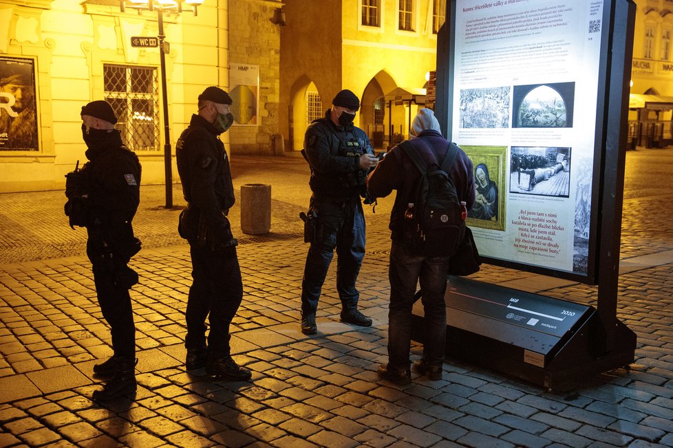 28. října 2020 začal platit zákaz vycházení po 21:00. Fotograf Blesku se vypravil do ulic „města duchů“, aby zjistil, jak lidé nařízení dodržují. Zároveň také pořídil nevšední snímky noční vylidněné Prahy tak, jak ji pozná nejspíše málokdo.