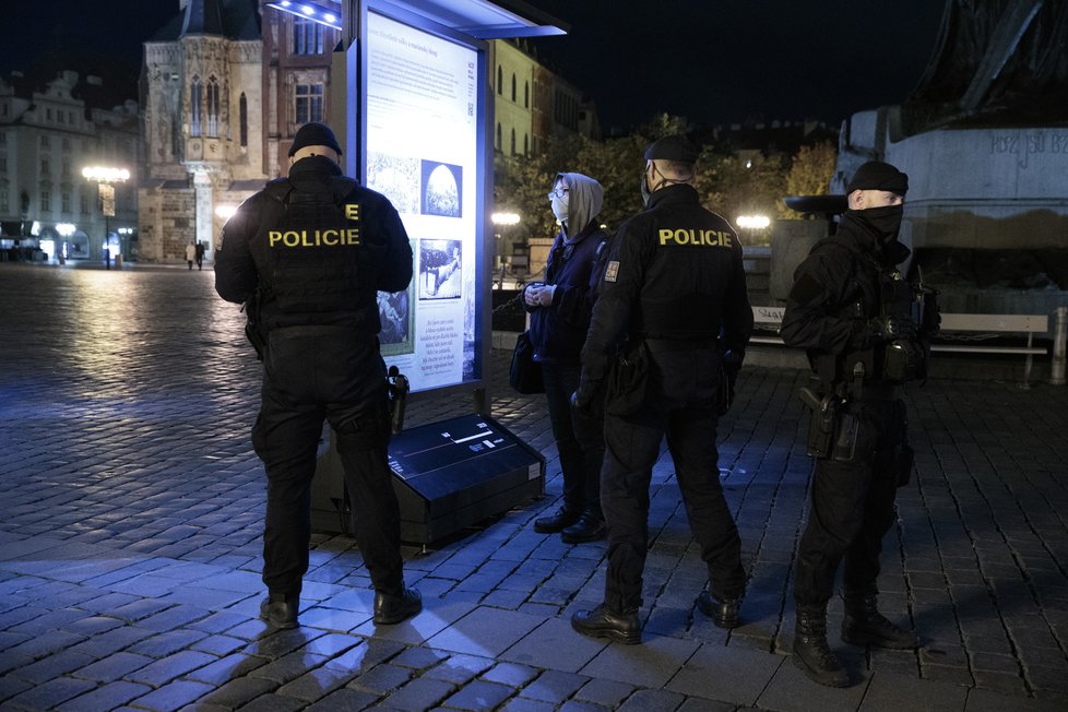 28. října 2020 začal platit zákaz vycházení po 21:00. Fotograf Blesku se vypravil do ulic „města duchů“, aby zjistil, jak lidé nařízení dodržují. Zároveň také pořídil nevšední snímky noční vylidněné Prahy tak – jak ji pozná nejspíše málokdo.