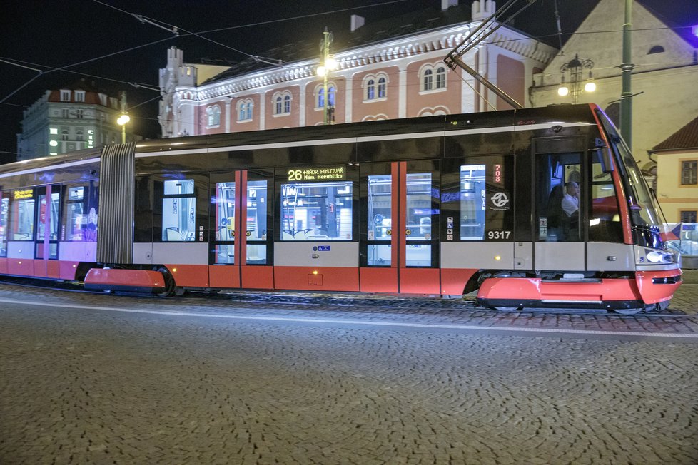 28. října 2020 začal platit zákaz vycházení po 21:00. Fotograf Blesku se vypravil do ulic „města duchů“, aby zjistil, jak lidé nařízení dodržují. Zároveň také pořídil nevšední snímky noční vylidněné Prahy tak, jak ji pozná nejspíše málokdo.