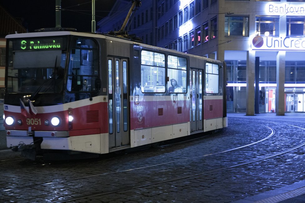 28. října 2020 začal platit zákaz vycházení po 21:00. Fotograf Blesku se vypravil do ulic „města duchů“, aby zjistil, jak lidé nařízení dodržují. Zároveň také pořídil nevšední snímky noční vylidněné Prahy tak, jak ji pozná nejspíše málokdo.