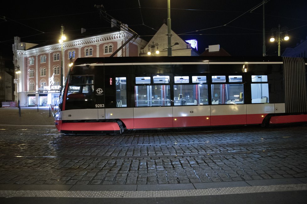 28. října 2020 začal platit zákaz vycházení po 21:00. Fotograf Blesku se vypravil do ulic „města duchů,“ aby zjistil, jak lidé nařízení dodržují. Zároveň také pořídil nevšední snímky noční vylidněné Prahy tak – jak ji pozná nejspíše málokdo.