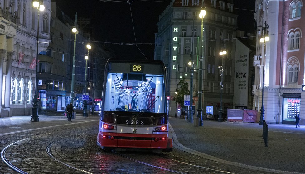 28. října 2020 začal platit zákaz vycházení po 21:00. Fotograf Blesku se vypravil do ulic „města duchů,“ aby zjistil, jak lidé nařízení dodržují. Zároveň také pořídil nevšední snímky noční vylidněné Prahy tak – jak ji pozná nejspíše málokdo.