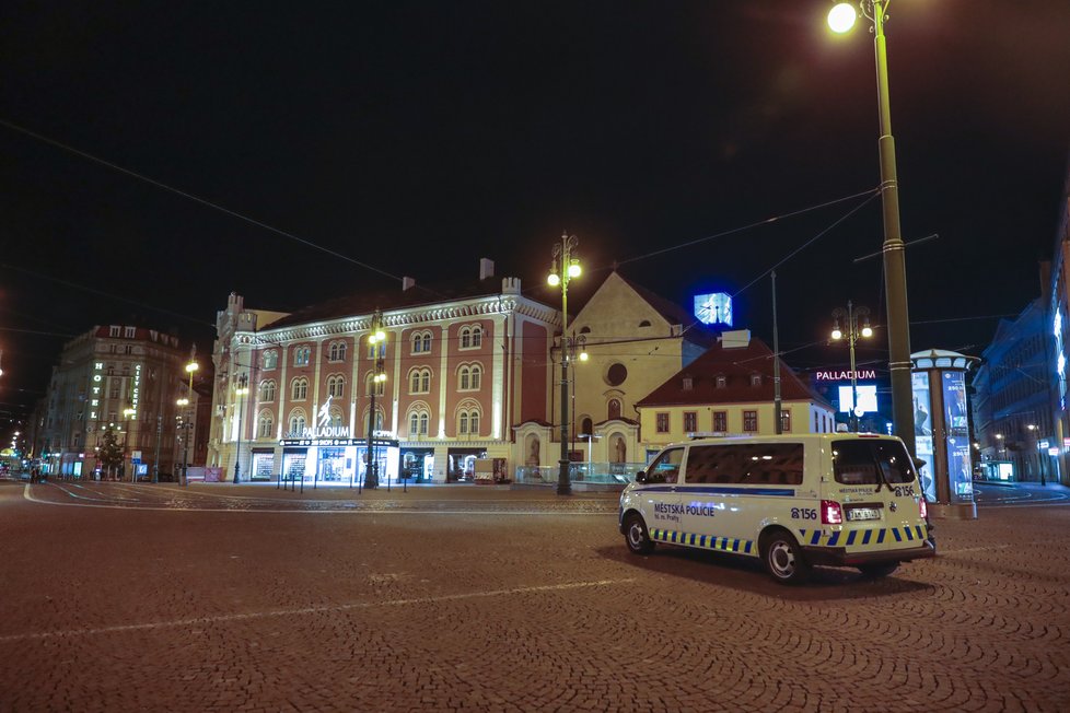 28. října 2020 začal platit zákaz vycházení po 21:00. Fotograf Blesku se vypravil do ulic „města duchů“, aby zjistil, jak lidé nařízení dodržují. Zároveň také pořídil nevšední snímky noční vylidněné Prahy tak – jak ji pozná nejspíše málokdo.