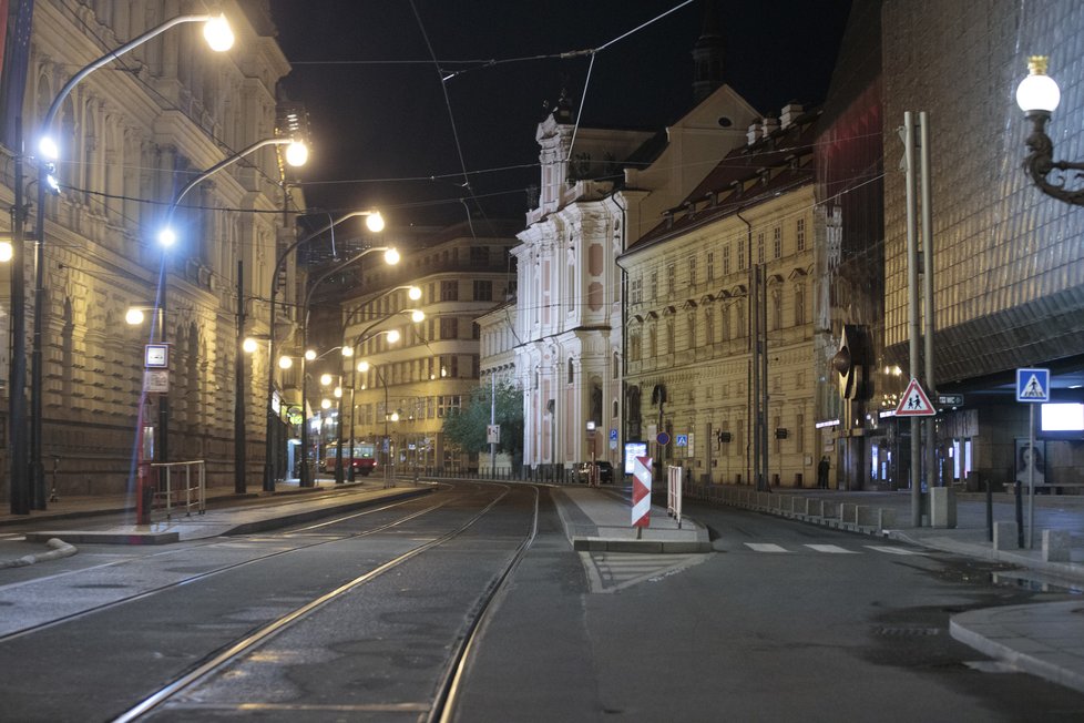 28. října 2020 začal platit zákaz vycházení po 21:00. Fotograf Blesku se vypravil do ulic „města duchů“, aby zjistil, jak lidé nařízení dodržují. Zároveň také pořídil nevšední snímky noční vylidněné Prahy tak, jak ji pozná nejspíše málokdo.