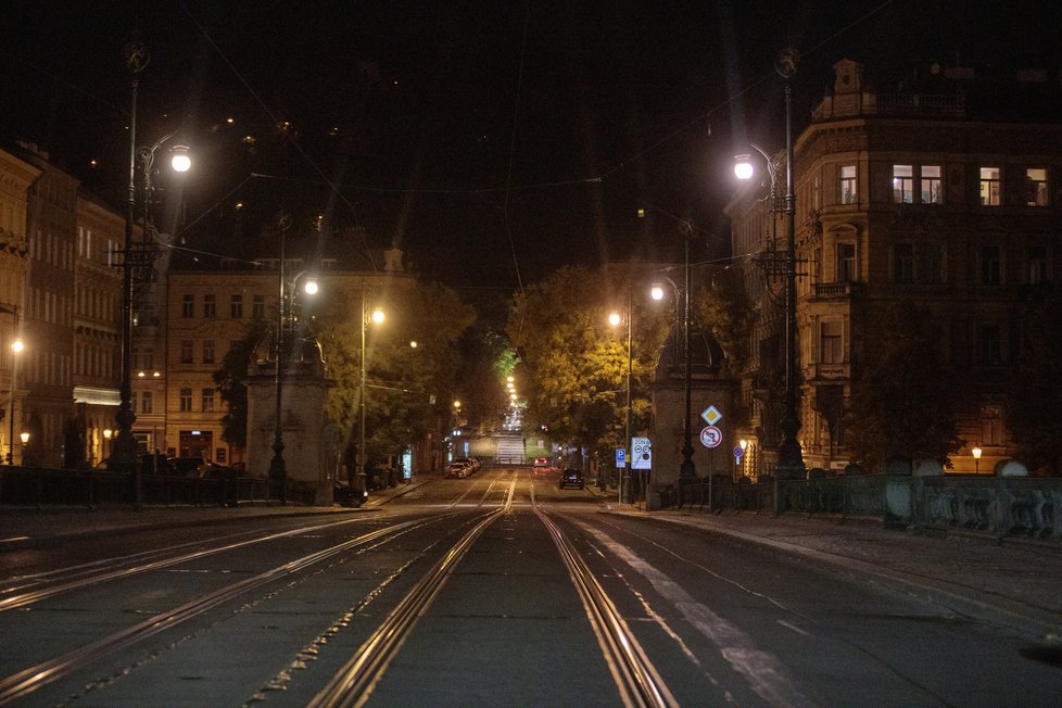 28. října 2020 začal platit zákaz vycházení po 21:00. Fotograf Blesku se vypravil do ulic „města duchů“, aby zjistil, jak lidé nařízení dodržují. Zároveň také pořídil nevšední snímky noční vylidněné Prahy tak – jak ji pozná nejspíše málokdo.