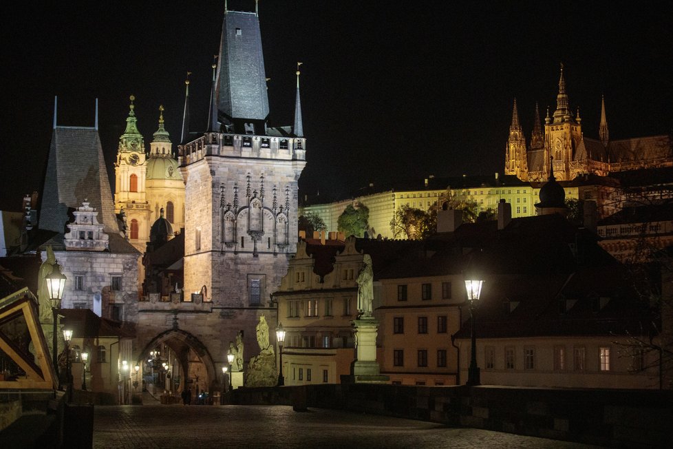 28. října 2020 začal platit zákaz vycházení po 21:00. Fotograf Blesku se vypravil do ulic „města duchů,“ aby zjistil, jak lidé nařízení dodržují. Zároveň také pořídil nevšední snímky noční vylidněné Prahy tak – jak ji pozná nejspíše málokdo.