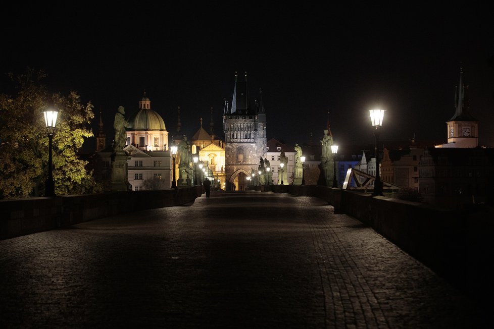 28. října 2020 začal platit zákaz vycházení po 21:00. Fotograf Blesku se vypravil do ulic „města duchů“, aby zjistil, jak lidé nařízení dodržují. Zároveň také pořídil nevšední snímky noční vylidněné Prahy tak – jak ji pozná nejspíše málokdo.