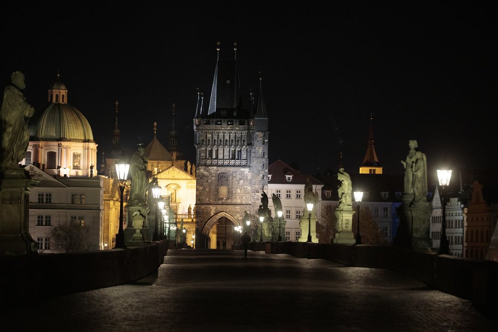 28. října 2020 začal platit zákaz vycházení po 21:00. Fotograf Blesku se vypravil do ulic „města duchů“, aby zjistil, jak lidé nařízení dodržují. Zároveň také pořídil nevšední snímky noční vylidněné Prahy tak, jak ji pozná nejspíše málokdo.