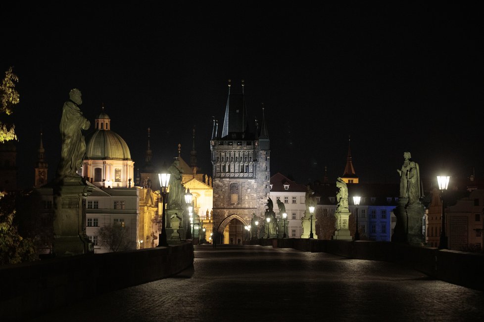 28. října 2020 začal platit zákaz vycházení po 21:00. Fotograf Blesku se vypravil do ulic „města duchů“, aby zjistil, jak lidé nařízení dodržují. Zároveň také pořídil nevšední snímky noční vylidněné Prahy tak – jak ji pozná nejspíše málokdo.