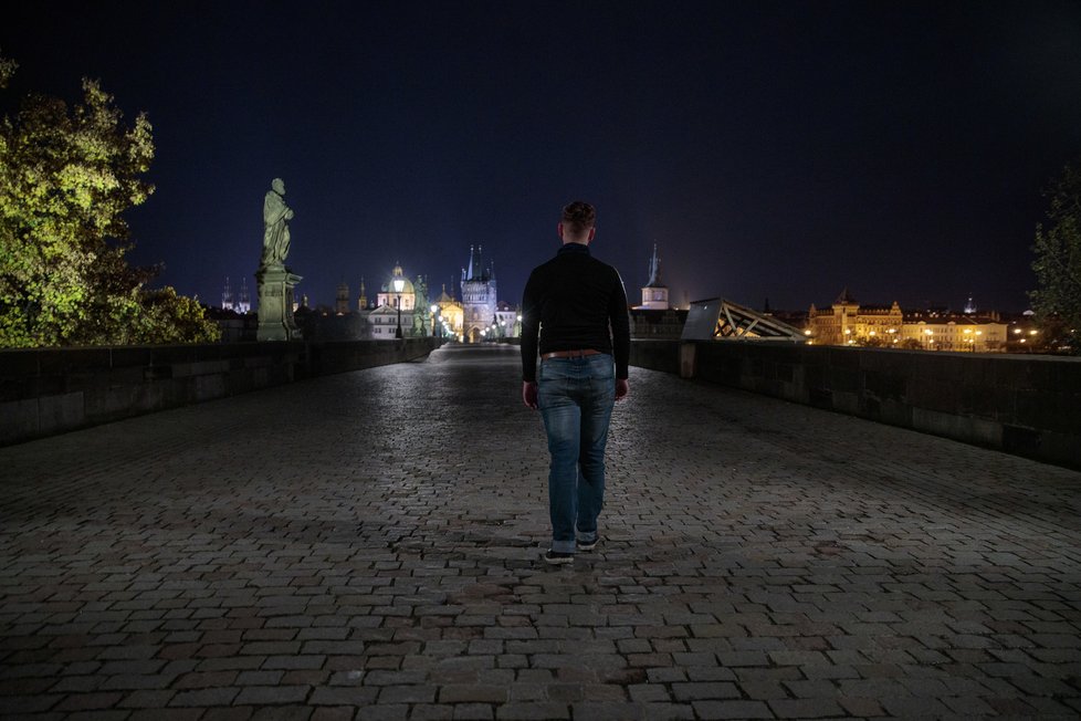 28. října 2020 začal platit zákaz vycházení po 21:00. Fotograf Blesku se vypravil do ulic „města duchů“, aby zjistil, jak lidé nařízení dodržují. Zároveň také pořídil nevšední snímky noční vylidněné Prahy tak, jak ji pozná nejspíše málokdo.