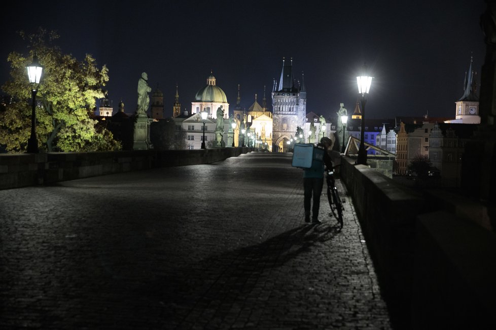 28. října 2020 začal platit zákaz vycházení po 21:00. Fotograf Blesku se vypravil do ulic „města duchů,“ aby zjistil, jak lidé nařízení dodržují. Zároveň také pořídil nevšední snímky noční vylidněné Prahy tak – jak ji pozná nejspíše málokdo.