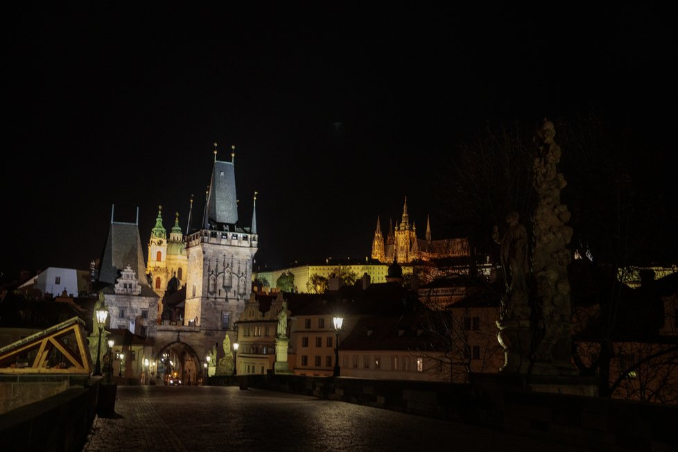 28. října 2020 začal platit zákaz vycházení po 21:00. Fotograf Blesku se vypravil do ulic „města duchů“, aby zjistil, jak lidé nařízení dodržují. Zároveň také pořídil nevšední snímky noční vylidněné Prahy tak – jak ji pozná nejspíše málokdo.