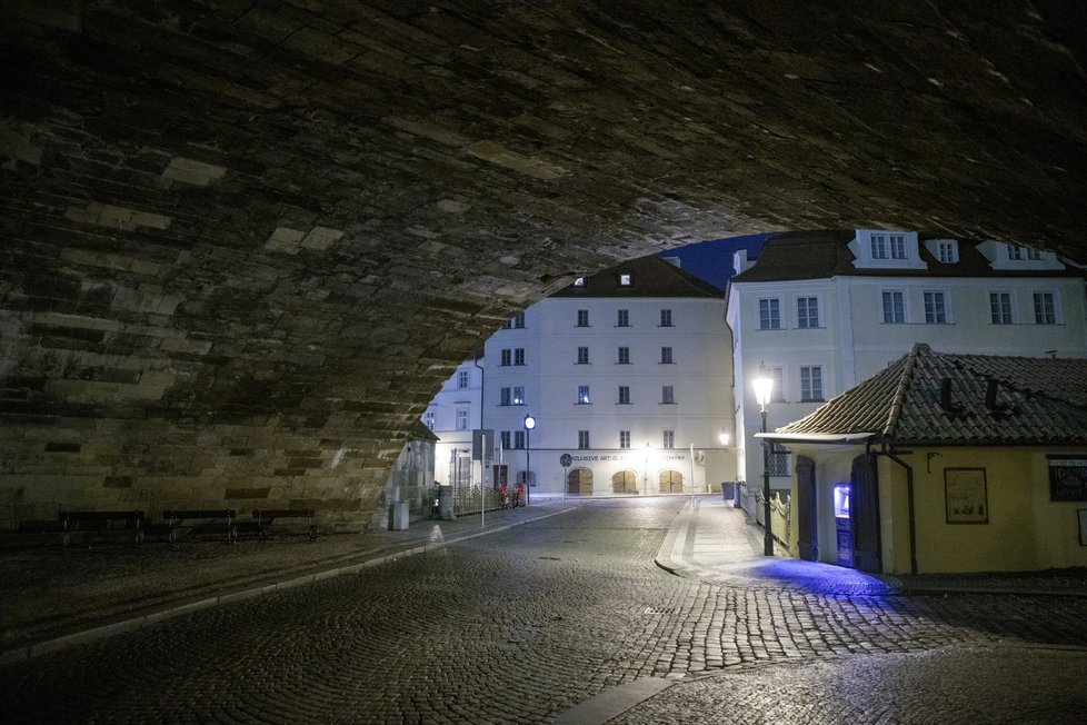 28. října 2020 začal platit zákaz vycházení po 21:00. Fotograf Blesku se vypravil do ulic „města duchů“, aby zjistil, jak lidé nařízení dodržují. Zároveň také pořídil nevšední snímky noční vylidněné Prahy tak, jak ji pozná nejspíše málokdo.