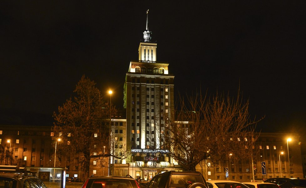 Nad zástavbu činžovních domů se v Dejvicích tyčí vysoký Hotel International. I ten je, nejen kvůli své výšce, v noci těžko k přehlédnutí.