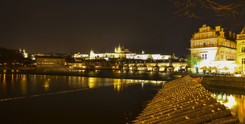 Panorama Pražského mostu při pohledu od Vltavy.