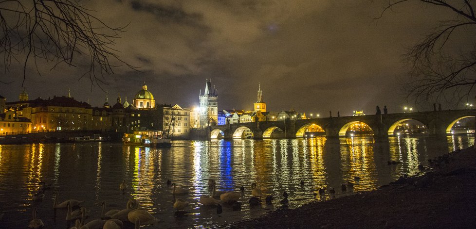 Karlův most za tmy. Dříve tudy projížděli panovníci na korunovace na Pražský hrad, dnes tudy proudí davy turistů. Jen pozdě v noci a časně zrána je k vidění vylidněný.