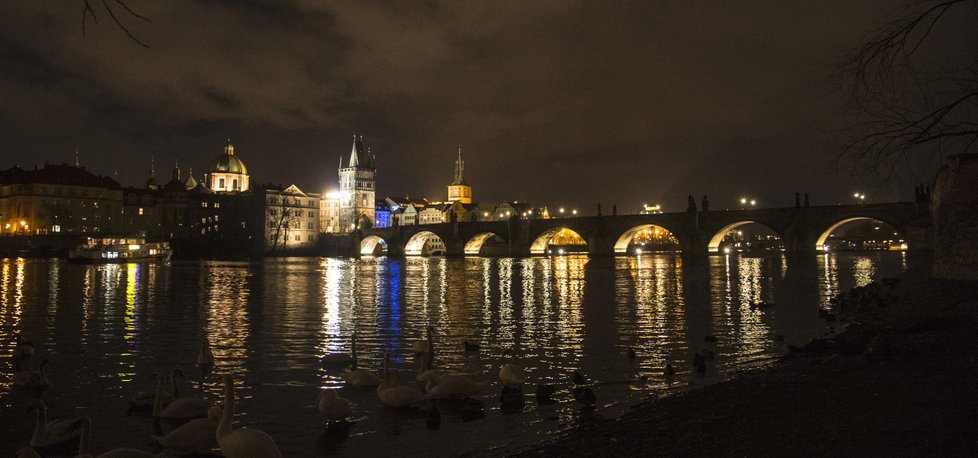 Karlův most za tmy. Dříve tudy projížděli panovníci na korunovace na Pražský hrad, dnes tudy proudí davy turistů. Jen pozdě v noci a časně zrána je k vidění vylidněný.