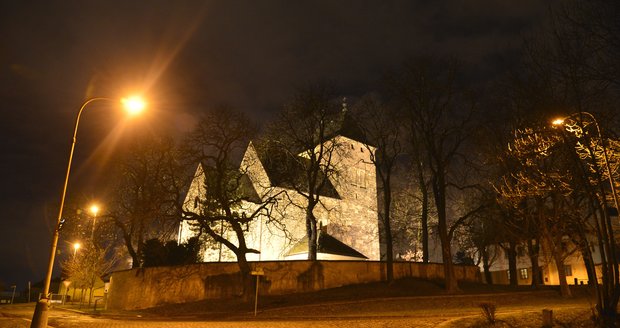 Románský kostel sv. Bartoloměje je oprávněně symbolem pražských Kyjí. Tma mu dodává ještě větší punc starobylosti.