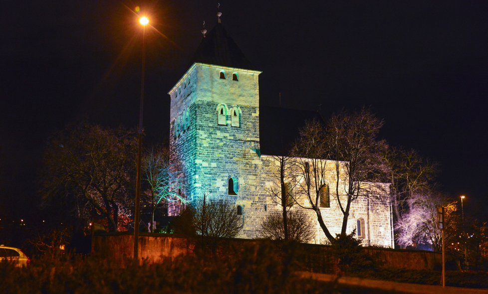 Románský kostel sv. Bartoloměje je oprávněně symbolem pražských Kyjí. Tma mu dodává ještě větší punc starobylosti.