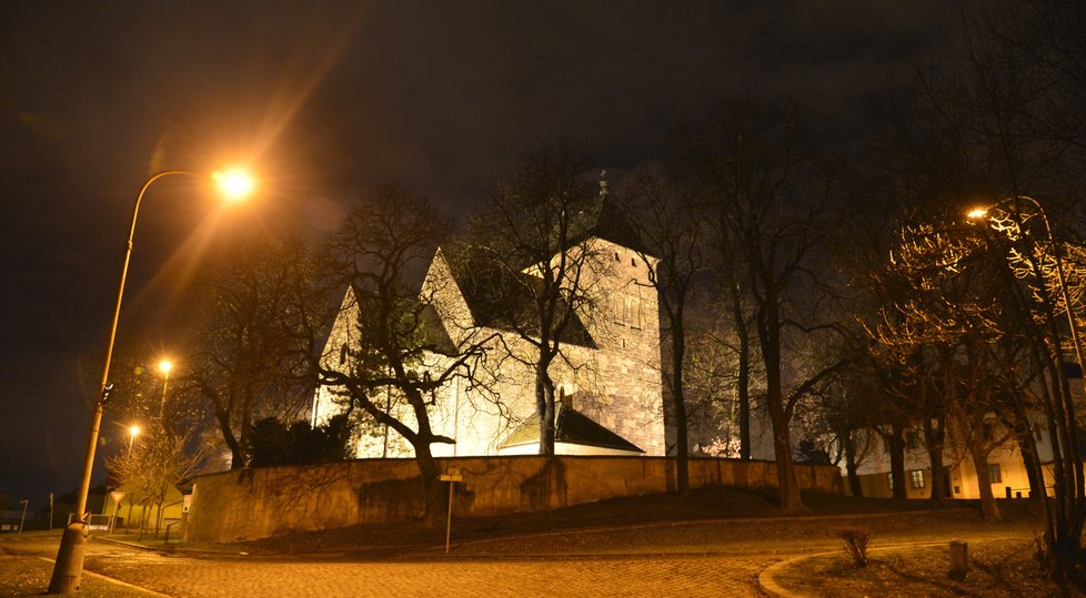 Románský kostel sv. Bartoloměje je oprávněně symbolem pražských Kyjí. Tma mu dodává ještě větší punc starobylosti.