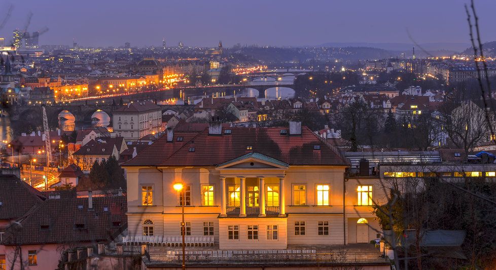 Znečištěná Vltava, rozvoj elektromobility, zefektivnění osvětlení: Podle radního Chabra je v Praze co dělat. (ilustrační foto)