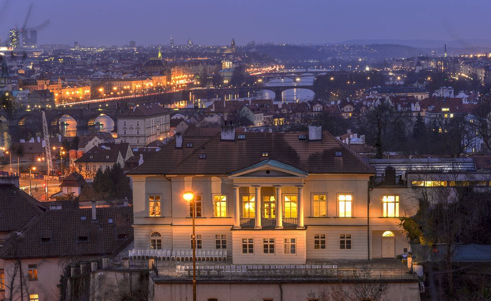 Praha je překrásná i v noci. Z některých míst je na ní takový pohled, ze kterého až přechází zrak.
