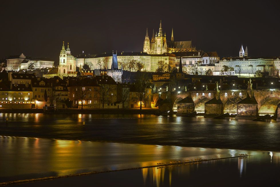 I v noci si Pražský hrad zachovává svou pohádkovou půvabnost.