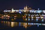 I v noci si Pražský hrad zachovává svou pohádkovou půvabnost.