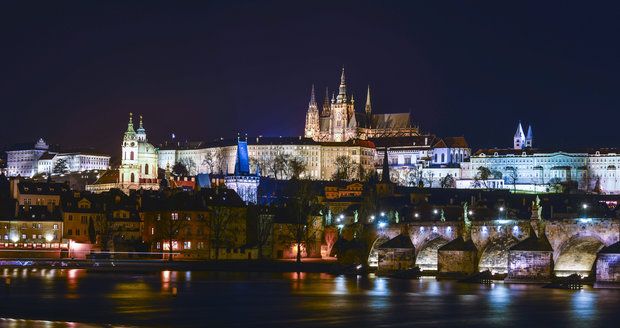 I v noci si Pražský hrad zachovává svou pohádkovou půvabnost.