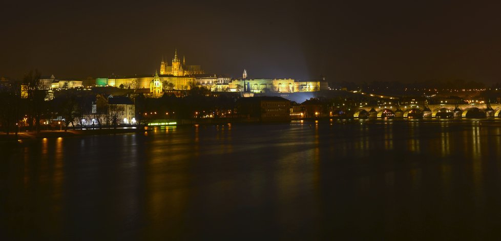 Panorama Prahy v noci za tmy skýtá kolikrát dechberoucí podívanou.