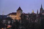I když je zahalen noční tmou, umí Pražský hrad vypadat stále působivě.