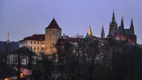 I když je zahalen noční tmou, umí Pražský hrad vypadat stále působivě.