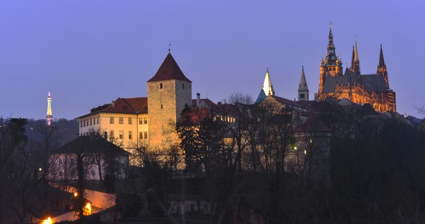Nasvícení Pražského hradu za tmy.