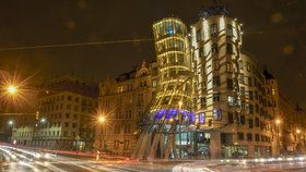Tančící dům je známý svou originální architekturou. Ta na břehu Vltavy vyniká i za tmy.