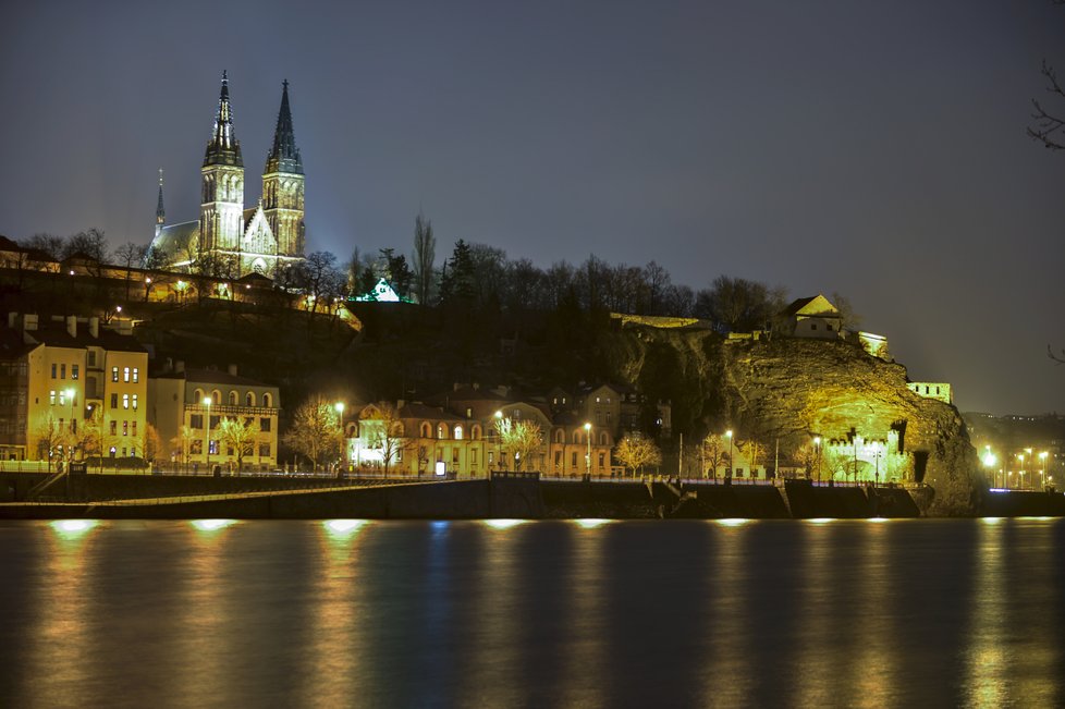 Nad Vltavou se majestátně tyčí Vyšehrad.