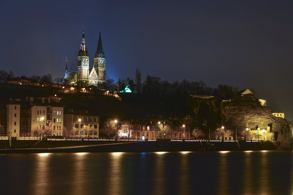 Nad Vltavou se majestátně tyčí Vyšehrad.