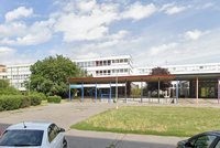 Drama ve škole v Praze 8: Policisté a záchranka vyjeli k agresivnímu učni s psychickými potížemi