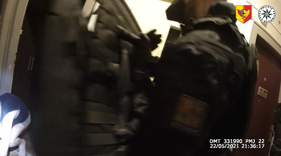 Takhle policisté zadrželi podezřelého v Praze 10. (22. května 2021)