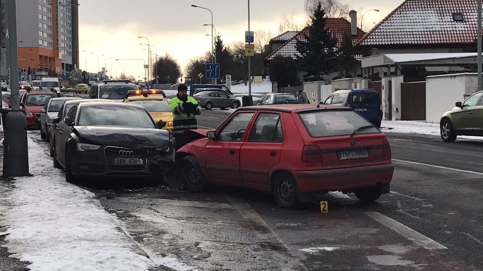 Zřejmě opilý muž naboural v Novodvorské ulici tři zaparkovaná auta, poté utekl.