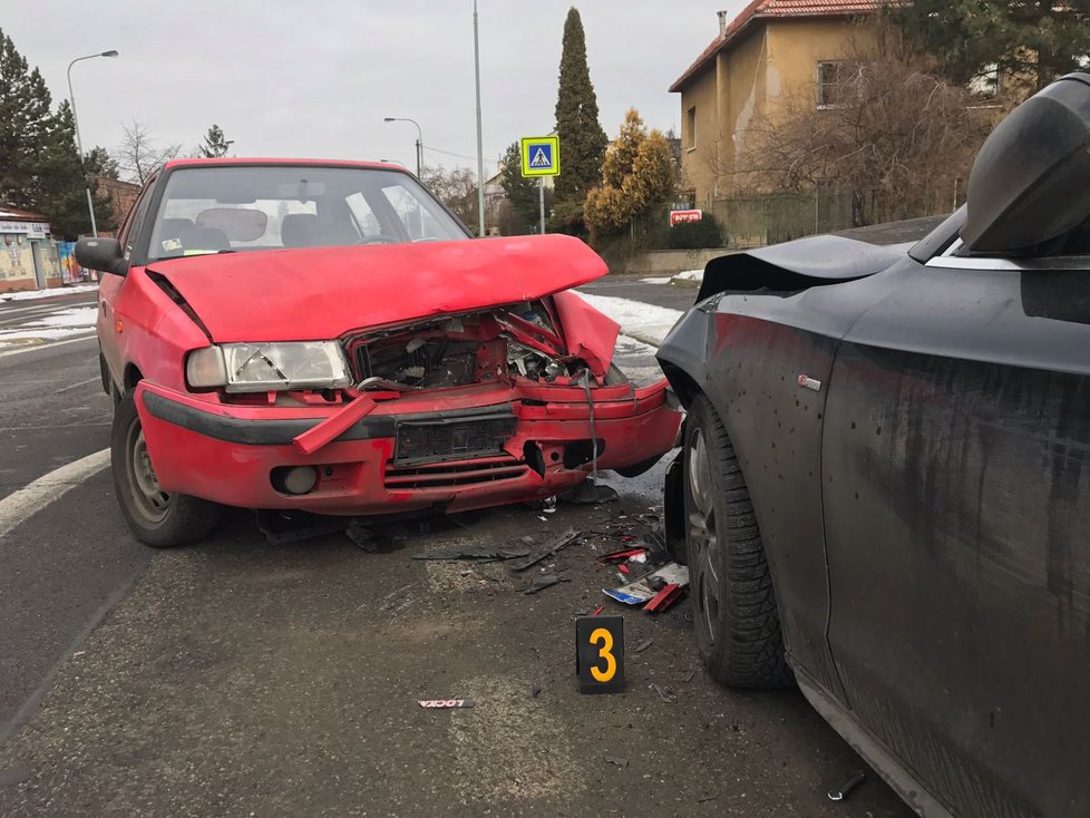 Zřejmě opilý muž naboural v Novodvorské ulici tři zaparkovaná auta, poté utekl.