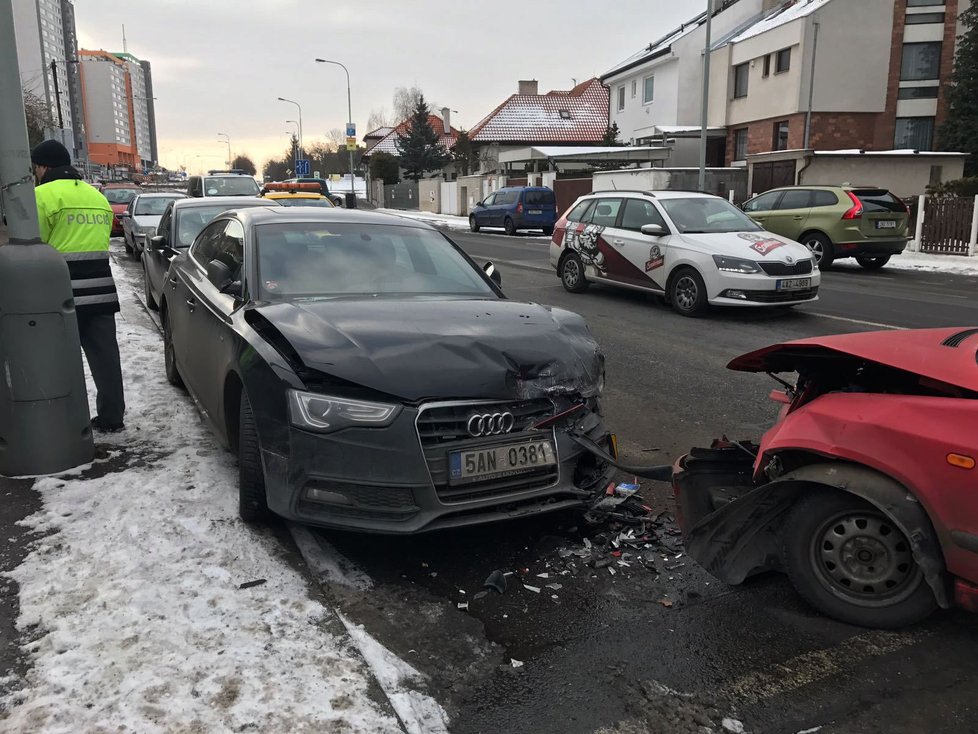 Zřejmě opilý muž naboural v Novodvorské ulici tři zaparkovaná auta, poté utekl.