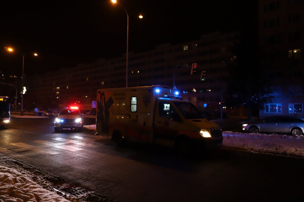 Pachatel na Novodvorské pobodal dvě ženy, o kus dál ho policisté zastřelili. (17. prosince 2022)